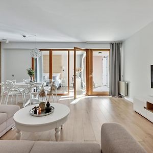 Aura - Riverside & Parking By Downtown Apartments